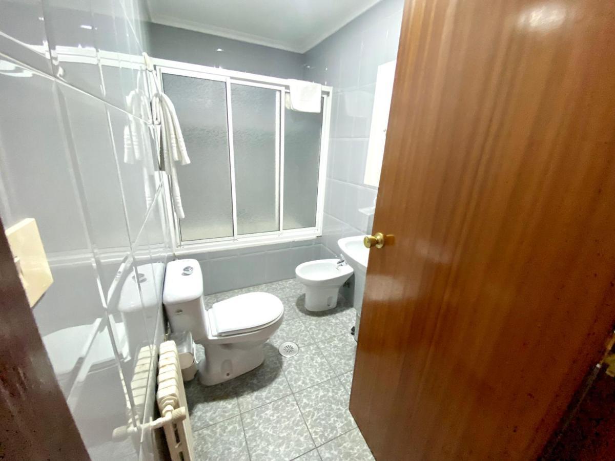 Habitación con cama grande y balcón
